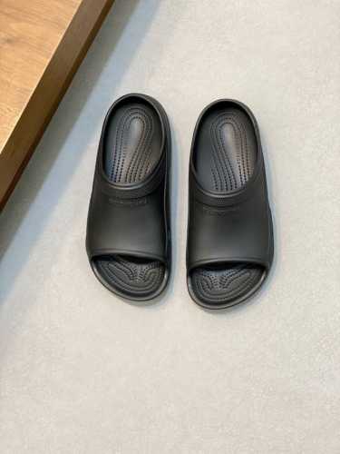 Balenciaga 巴黎世家 Balenciaga总是出其不意，这款凉拖从鞋面到鞋底都是Eva一体成型，轻盈舒适包裹性能强，再加上整体纯色搭配，炫酷拉满！洞洞