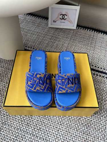 FENDI 新款厚底拖鞋 整双鞋子采购Zp开发打造，全部定制材料，独家开模大底，细节全部对版出货，连包装也做到跟正品一样。码数：35-41 41订做不退不换