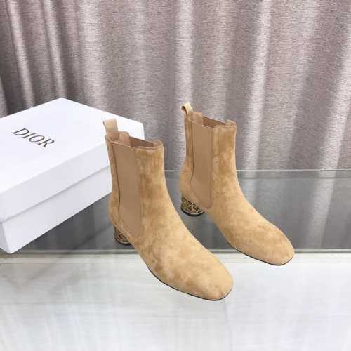 Dior冬季新款 高跟及踝短靴，这款 Dior Icon 带跟及踝靴是2024冬季成衣系列新品，彰显 Dior 的经典标识和高订精神。绒面鞋面，两侧搭配弹力饰带