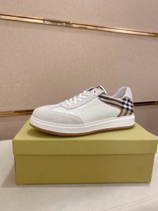 工厂p价 专柜同步Burberry 巴宝莉 顶级代购同步发售正码数：38-44。意大利进口牛皮 全进口羊皮内里，鞋底：原厂特供原版底，独家活动成型底超级舒适，原