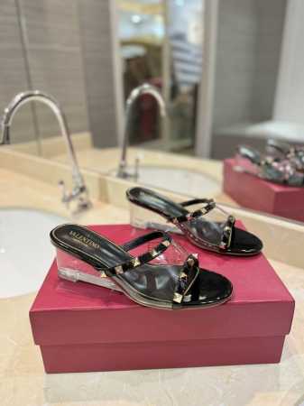 Valentino 2024新款 最新透明元素 夏季晶莹剔透干净清新 经典铆钉简约大气 鞋面牛漆皮拼接透明pvc透明胶片 垫脚羊皮。水晶透明鞋跟高:5.5厘米 - 点击图像关闭