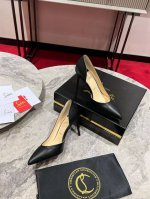侧空单鞋w. 定做不退不换 经典KATE系列10厘米高跟鞋，亮面漆皮带来明亮光泽，10厘米跟高挑战冷艳风格。闪耀魅惑红底，抒写香榭浪漫！ 材质 跟独家开模材料是