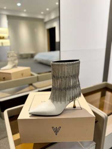 价格： Vanda Novak 正品代购支持验货 24春夏 备货中，可正常接单 小牛皮 尺码:34－42 {41.42不予退换} 颜色:4色 跟高:6.5cm