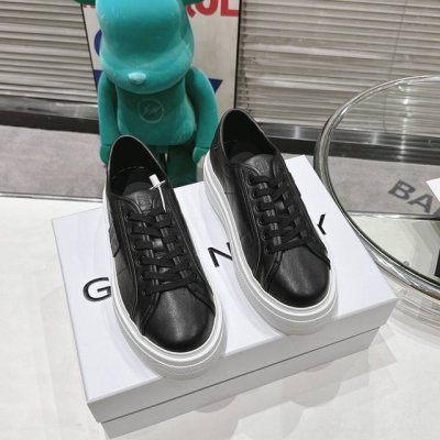 实价不让利 。Givenchy City系列情侣款休闲鞋 原版 4739 Givenchy纪梵希 City帆布厚底低帮系带时尚板鞋，圆形鞋头搭配黑色帆布鞋面。鞋