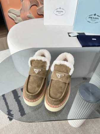 最新系列！Prada 普拉达2024秋冬季新款毛拖鞋 三角扣面包包头半拖鞋 最新走秀系列 经典升级 舒适度与时髦度并存 每个颜色搭配都好看，设计搭配不同风格需求 - 点击图像关闭