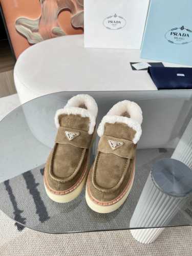 最新系列！Prada 普拉达2024秋冬季新款毛拖鞋 三角扣面包包头半拖鞋 最新走秀系列 经典升级 舒适度与时髦度并存 每个颜色搭配都好看，设计搭配不同风格需求