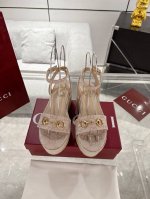 新款Gucci 马衔扣系带厚底草编高跟凉鞋 标志性的马衔扣定义了这一双皮凉鞋 皮革鞋底和可调节的踝部闭合设计完善了风格 增强了其现代精神 跟高 8Cm 码数 3