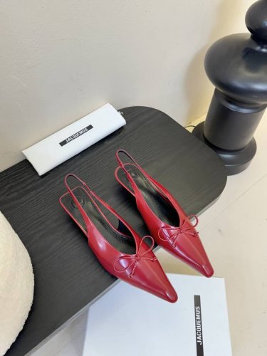 代购级别小众 Jacquemus 25 Aw 尖头小猫跟单鞋 近期热门单品 这双很时髦啦 各大网红上脚 搭配度满分 原版开发制作 匠心开发 原版定制开边珠牛皮