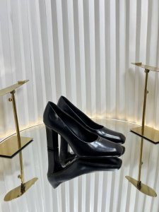 prad* 普拉达 25ss早春新款 绝美方头高跟方跟粗跟凉鞋后空单鞋。时尚界久违的极简之美 经典时尚配色 毫不费力的优雅风来袭 时髦 精致 绝美 方头开边珠外