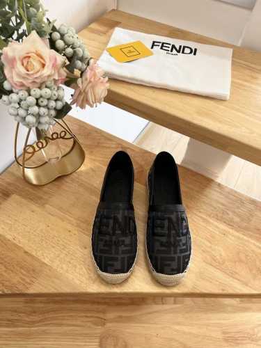 女款 p男款 Fendi 男女同款 麻底渔夫鞋采用 FF 提花面料制成，带有光滑的皮革边缘和对比色 FENDI ROMA 徽标刺绣。 皮革衬里 编织绳底 鞋跟下