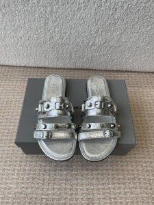 balenciaga 巴黎世家 25Ss 新款金属铆钉凉拖鞋系列！ 这双Cagole拖鞋鞋型是淑女拖鞋上面的铆钉又超级朋克街头简直太别致了 Ins爆款 原版购入
