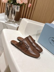 半拖 单鞋 男装10 PRADA普拉达春夏走秀款复古布洛克情侣款半拖单鞋走秀款 复古感时髦满满 随意百搭 时尚休闲 独到味道 人人都爱也轻松驾驭 每年都会爆.足