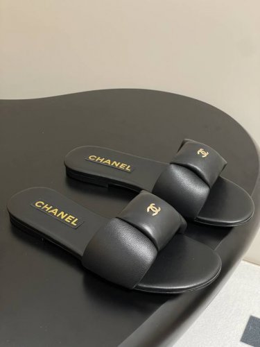 25C夏季新款Chanel小香 双C扣面包拖鞋 胖乎乎海绵体填充饱满细腻，时髦与舒适度并存 这款拖鞋简直美出圈了！经典 Logo 精致又吸睛，粉色活力满满，是夏