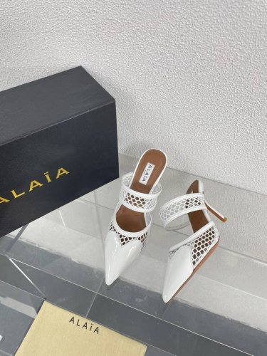网孔材质 超美 Alaia 来自巴黎 一见倾心 白色 桃心 爱拉拉还有另外性感的一面 配上不同款式，不同风格都能轻松驾驭，无论牛仔裤，西装裤，还是百褶裙，都能将