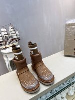 UGG 22*冬季 水钻星空点缀袜子筒新款雪地靴！ 本年度最新流行元素，多种工艺碰撞拼色系列！彰显时尚高级感！ 鞋面：进口牛反绒进口漆皮 组合 鞋筒：采用UGG