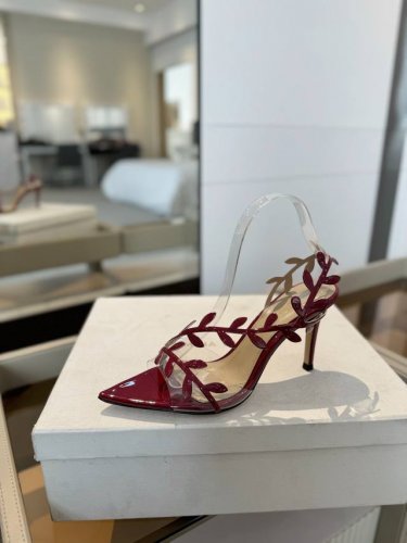 价格P： Gianvito Rossi 2025新款凉鞋 顶级版本 代购品质 这双尖头高跟漆皮树叶装饰女鞋，简直是我的心头爱！尖头的造型精致又时尚，尽显女性魅力