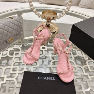 chanel 小香2025Ss春夏最新走秀时装 链条装饰 顶级品质 精确到1 1 轻奢而不累脚 上脚可随意搭配春夏的服饰 更加彰显质感和品味 简约中带奢华的外观