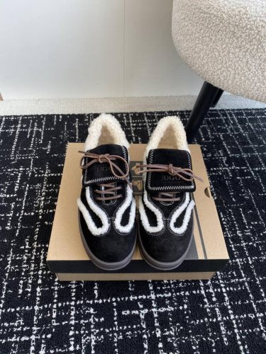 代购级 UGG.皮毛一体雪休闲鞋 看多了经典款 需要一些点缀 今年特别爱毛线编织 成为寒冬流行穿搭的主流趋势 漫长的冬日还有什么比舒适度保暖更渴求呢 Size：