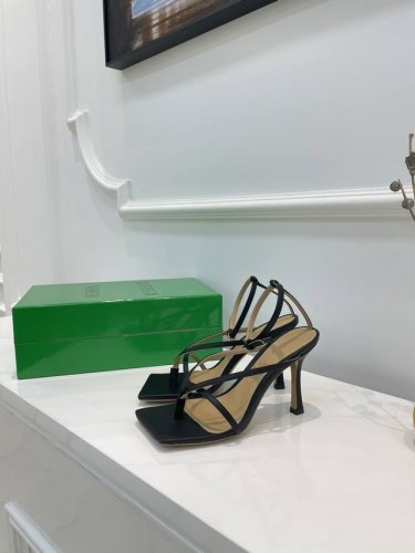Bv 葆蝶家 12色齐季条带凉鞋 黑色 Bottega Veneta 季 条带夹趾凉鞋 继续延续 夸张的各种配色 必将影响穿搭界 各个明星 博主争相试穿 上脚性