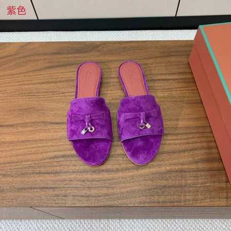 Loro piana 代购级平底拖鞋。这款绒面拖鞋搭配饰有Loro Piana My Charms 吊坠的饰带，并饰以同色缝线。精致柔美，适合搭配都市和度假装束 - 点击图像关闭