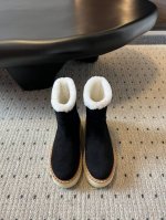 代购级版本 PRAD*A 24FW普拉达 厚底休闲羊毛短靴 这款运动鞋延续经久不衰的轮廓， 是新款经典单品 采用麂皮 精心制作， 提升格调 款式轻盈， 搭配三角
