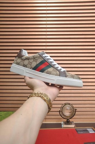 出厂价p Gucci 古奇 官网1:1运动男鞋火爆上市 采用原版古奇布料+面筋内里 再加官网原版1:1舒适大底 时尚百搭 着脚超舒适 透气 5色可选 标准鞋码3