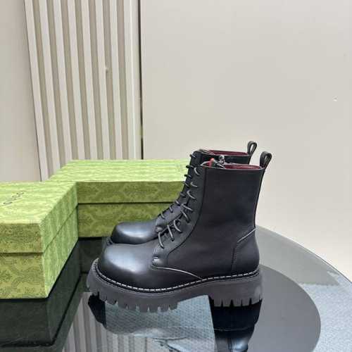 2024秋冬最新GUCCI 条纹织带侧拉链系带短靴沟纹厚底踝靴，烟管短靴，取材自马术世界的条纹织带已经成为高雅俱乐部的象征，正在以新的方式重新登场。这款靴子采用