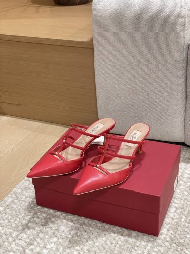 工厂p价p 顶级版本 代购品质 原版开发 Valention 华伦天奴穆勒拖鞋 V家小铆钉尖头高跟凉拖鞋 Vt专柜最新Vlogo系列 重工打造经典高跟鞋 顶级版