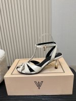 vanda Novak小众 耗时3个月研发 鞋跟独特设计酒杯 重磅系列 众多联手意大利品牌 推出高级感满分的鞋款系列 火遍Ins神仙绝美神靴，海外博主疯狂打Ca