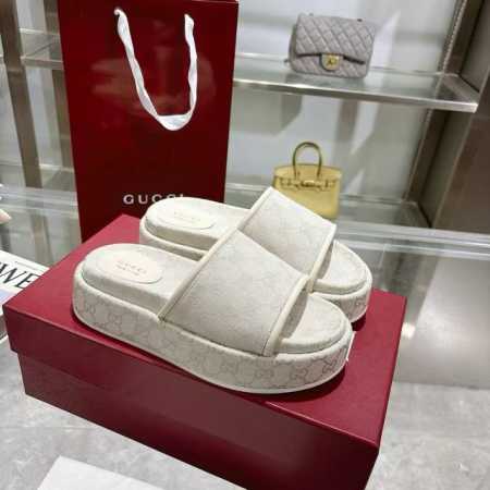 爆款2025女士新款 Gg 厚底凉拖鞋 标志性的古驰标志和精致图案以当代方式重新诠释，用于最新的古驰系列。这款楔形凉拖鞋采用Gg帆布制成，以标志性的轮廓为特点。 - 点击图像关闭