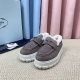 顶级版本 PRADA 普拉达秋冬新款厚底高帮雪地靴鞋这款牛筋底上脚非常舒适，今年非常爆，穿上 增高 休闲两不误，清爽的表现足以表达对鞋子的个个细节的把控， 面料