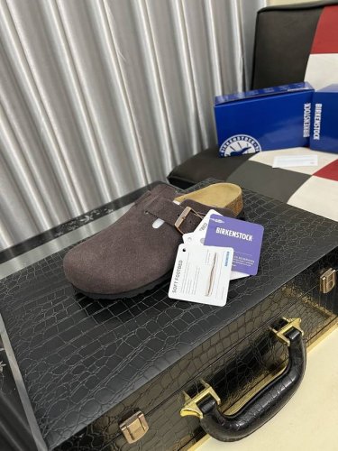 出厂价pp #Birkenstock #勃肯 #勃肯拖鞋 经典款勃肯包头拖鞋 其构造鉴于人体工学设计 使脚床的构造完美的贴合脚的弧度 简单来说就是 上脚舒适 穿