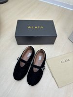 面包系列平底 单鞋 平底Alaia 拖鞋来自巴黎 一见倾心 黑色天鹅绒 高级 经典 阿莱娅还有另外性感的一面 配上不同款式，不同风格都能轻松驾驭，无论牛仔裤，西