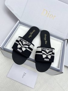 平底 粗跟 盒包装 代购级 迪奥春夏新品字母刺绣拖鞋 一款高颜值度假拖 ，每个女生夏天都必须拥有，上脚舒适 更显瘦显腿长 每个颜色都非常好看 穿搭无压力 独家定