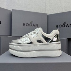 hogan 双杠系列 ？ 展现盐甜少女感，穿搭双杠鞋，展露自信魅力 欧美明星的超级爆款，太多明星穿了！ 自诞生以来，其优雅而不拘谨.. 前卫而时髦的设计风格，