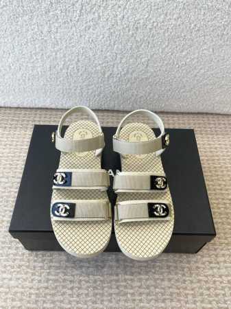 Chanel Ss25 小香25春夏魔术贴凉鞋！ 这种发泡底的鞋子，柜柜里每年换着版面出！ 你还别说，脚感轻若无物，造型感很好，时髦哦！ Size：#35-41 - 点击图像关闭