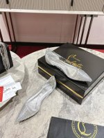 胶片单鞋W. 定做不退不换 Christian Louboutin 红底Pvc高跟鞋，灯光下光芒四射奢华感拉满，红底醒目有腔调。精致工艺上脚舒适，既能在婚礼惊艳