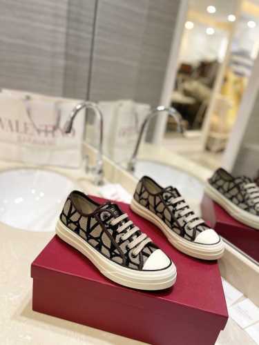 Valentino V家专柜最新款 V标志低帮情侣款运动鞋， 欢迎对比 舒适好穿楦型与专柜一致。Tpu组合大底 女：标准码35-40 41.42 定制 男：标准