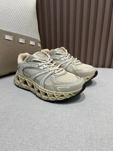 出厂价pp 男款Dior 迪奥Dior B35 高端品质 原单 休闲运动鞋 鞋面：特殊环保皮.高周波品牌图腾、品牌图腾布匹、鞋舌塑胶品牌Logo、后跟高周波品牌