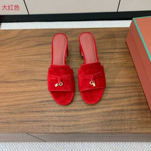 Loro piana 代购级高跟拖鞋。这款绒面拖鞋搭配饰有Loro Piana My Charms 吊坠的饰带，并饰以同色缝线。精致柔美，适合搭配都市和度假装束