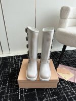 经典爆款 Miu Miu 经典走秀早秋机车靴 粗跟皮带扣复古机车西部靴子系列 夏天都可以穿的靴子来了 王炸款 整体设计透露着波希米兰的随性和洒脱 极具特色的缠绕