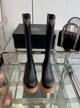 PRADA 普拉达 24ss秋冬走秀款靴子 太古汇原版购入爆拆复刻 鞋子上脚很轻便，走路舒适度都很赞 运用三角标设计风格值得拥有 鞋型韵味超赞，非常有特色的设计 - 点击图像关闭