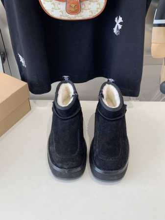 UGG 24ss 秋冬季人手必备单品雪地靴 搭配系数也是百分百 炸好看 比较设计的款，随心所欲 雪地靴显腿细 百搭单品 时尚感十足穿上气场爆涨 瞬间拉长腿型 鞋 - 点击图像关闭