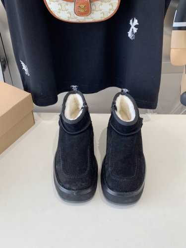 UGG 24ss 秋冬季人手必备单品雪地靴 搭配系数也是百分百 炸好看 比较设计的款，随心所欲 雪地靴显腿细 百搭单品 时尚感十足穿上气场爆涨 瞬间拉长腿型 鞋