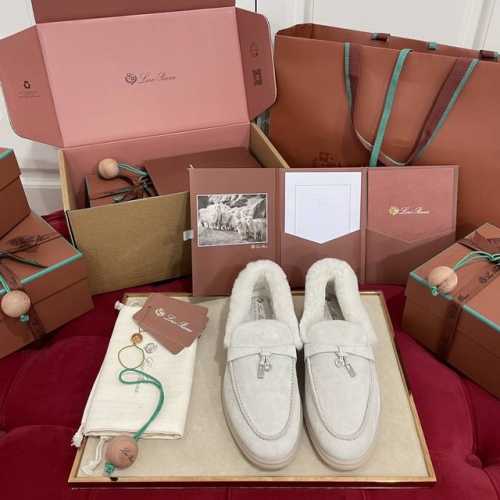 代购级版本 Loro Piana2024Open walk 秋冬海狸毛系列！ 秋冬怎么可以没有一个软糯糯的保暖神器，承包你冬天的御寒，一直以来以高级简约的设计风