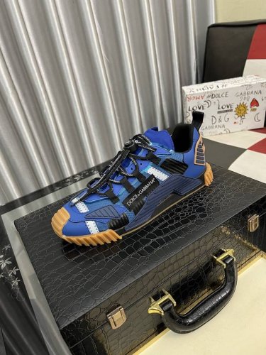 出厂价Pp： Dg～ 情侣装休闲鞋 2025Z柜同步发售 码数:35-46# 1个颜色鞋面选用多材质拼接真皮内里，舒适透气，鞋底：原版舒适耐磨大底，实物拍摄实物