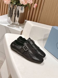 半拖 单鞋 男装10 PRADA普拉达春夏走秀款复古布洛克情侣款半拖单鞋走秀款 复古感时髦满满 随意百搭 时尚休闲 独到味道 人人都爱也轻松驾驭 每年都会爆.足