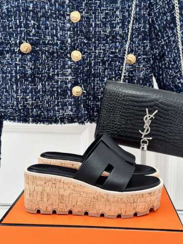 厂价 HermèS 爱马仕经典H厚底拖鞋 依旧是永恒经典的H造型 极约复古的设计 浓厚的异域风情 厚底在拉长腿方面真的Yyds 百搭舒适 上脚秒变大长腿！ 面料