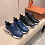 新款: 厂价: 阿玛尼armani* 最新爆款休闲鞋，顶端品牌奢侈～代购，顶级～质量。鞋面選用进口透气牛皮搭配材质透气羊皮垫脚 精细做工。原版个性时尚柔软橡膠耐