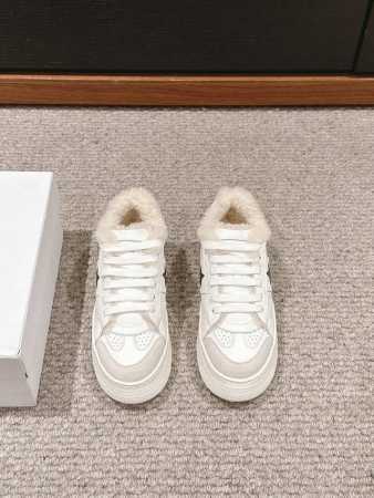 顶级品质 dior ss24 new arrival～ 迪奥2024秋冬新品｜羊羔毛运动鞋 Dior这一季的度假风运动鞋超级的火爆！ 鞋面配色，C和D饰以点缀l - 点击图像关闭